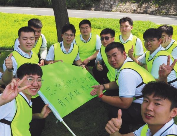 7月12日，中鐵九局四公司組織2023屆新員工在沈陽棋盤山開展團(tuán)建活動。多樣的活動形式，讓新員工體會團(tuán)隊(duì)共同拼搏的樂趣，盡快融入集體。吳可越 趙海峰_副本